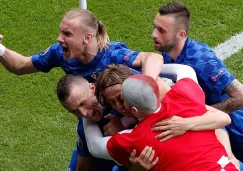 El aficionado besa a Modric junto al resto de futbolistas