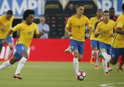 Willian conduce el esférico con Brasil