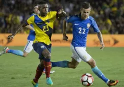 Bolaños disputa el esférico con Coutinho