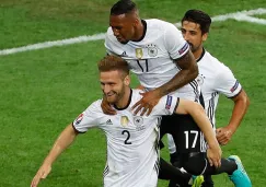 Mustafi celebra con sus compañeros gol contra Ucrania