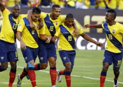 Jugadores de Ecuador festejan anotación contra Haití