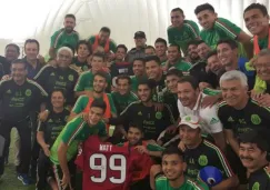 Los jugadores de la Selección Mexicana con JJ Watt