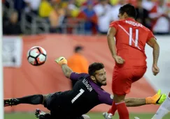 Ruí Díaz impacta el balón y anota el gol del triunfo para Perú