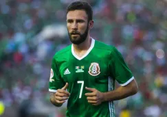 Miguel Layún disputa un partido con la Selección Mexicana