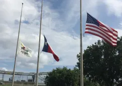 Las banderas ondeando a media asta en el NRG Stadium
