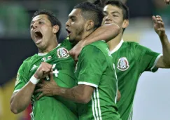 Corona y Chicharito festejan tras el gol del Tri