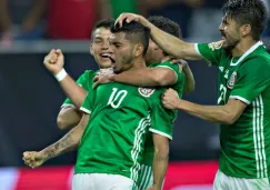 Tecatito celebrando su anotación con Peralta y Lozano