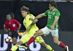 Javier Hernández disputa el esférico con Rolf Feltscher