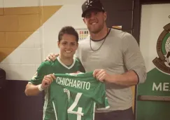 Chicharito y Watt en la zona de vestidores
