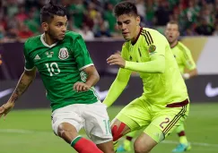 Tecatito Corona conduce el esférico en la cancha del NRG Stadium