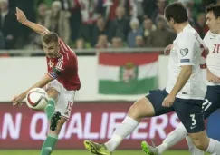 El jugador Priskin de Hungría intenta un disparo en un juego de su selección