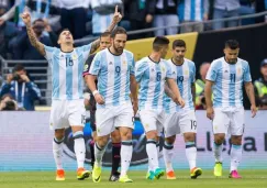 Jugadores de Argentina celebran un gol contra Bolivia