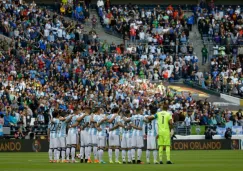 La afición y jugadores de Argentina previo al encuentro frente a Bolivia