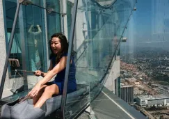 Una mujer se lanza por el tobogán que está localizado en Los Angeles 