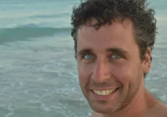 Ari Nagel posa para la cámara en la playa