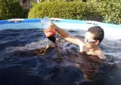Un joven ucraniano se baña en una alberca llena de Coca-Cola