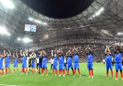 Jugadores de Francia saludan a su público