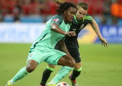 Renato Sanches conduce el balón en partido contra Gales