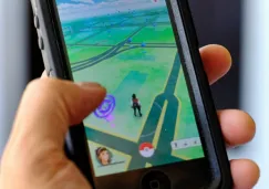 Un participante juega Pokemon Go en su celular
