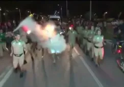 Momento en que intentaron apagar la antorcha olímpica
