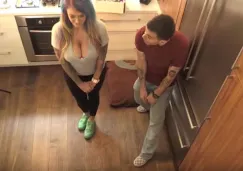 Steve-O demuestra su habilidad en el 'boob pong'