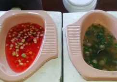 Comida del restaurante Jamban de Indonesia servida en inodoros