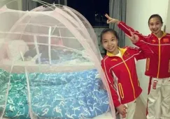 Integrantes de la delegación china posan en sus cuartos