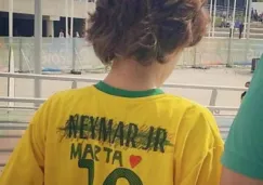 Niño brasileño con la camiseta de Neymar Jr. y Marta
