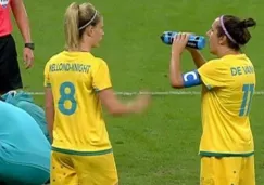 Jugadora australiana intenta tomar agua con la botella al revés