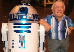 Kenny Baker junto a su personaje, R2D2
