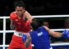 Misael Rodríguez le da un golpe a su rival