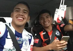 Misael Rodríguez posa con la camiseta del Pachuca