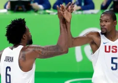 Kevin Durant y DeAndre Jordan festejan en un partido