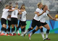 Saskia Bartusiak y Tabea Kemmer celebran el segundo gol de Alemania