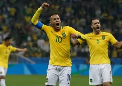 Neymar y Renato Augusto celebran al final del partido de Cuartos de Final