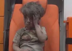 Omran Daqneesh, sentado en una banca tras ser rescatado