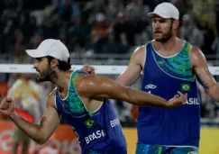 La dupla brasileña festeja tras anotar un punto