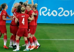 Las futbolistas alemana celbrando el gol de la delantera Dzsenifer Marozsan