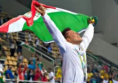 Germán Sánchez celebra con la medalla