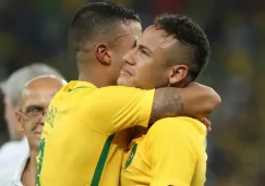 Neymar celebra con Rafael después de vencer a Alemania en la serie de tiros penales