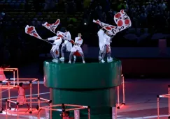 Personajes con banderas de Japón salen de los tubos característicos de Mario Bros