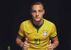 El alemán Robert Bauer pide disculpas vistiendo una playera de Brasil