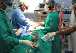 Médicos extraen los cuchillos de un paciente en la India