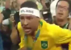 Neymar reclama a un aficionado en la tribuna