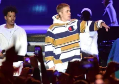 Justin Bieber (centro) durante una presentación en Gran Bretaña