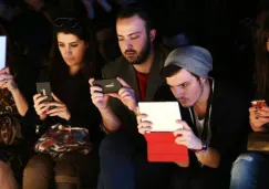 Jóvenes, al pendiente de sus smartphones