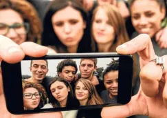 Grupo de millenials se toma una selfie con un smartphone