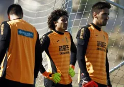 Guillermo Ochoa, junto a los porteros del Granda, en un entrenamiento