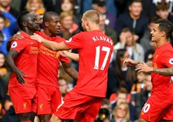Futbolistas del Liverpool festejan un gol en la Premier
