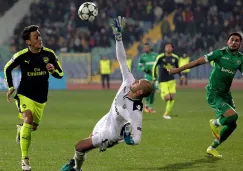 Mesut Özil levanta el balón ante la salida de Borjan 